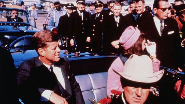 22 ноября 1963 года. Президент США Джон Кеннеди с супругой Жаклин в открытом лимузине