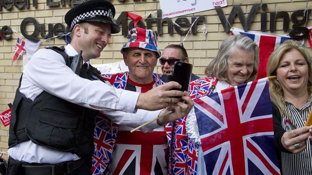 Полицейский делает селфи с фанатами королевы