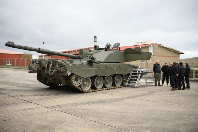 Украинские танкисты учатся воевать на Challenger II