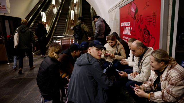 В киевском метро люди пережидают воздушную тревогу