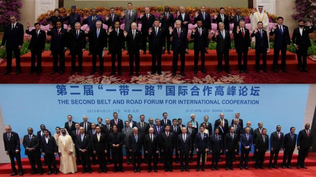 Между вторым (2019, снизу) и третьим (2023, сверху) саммитами «Одного пояса» ряды слетевшихся в Пекин лидеров заметно поредели