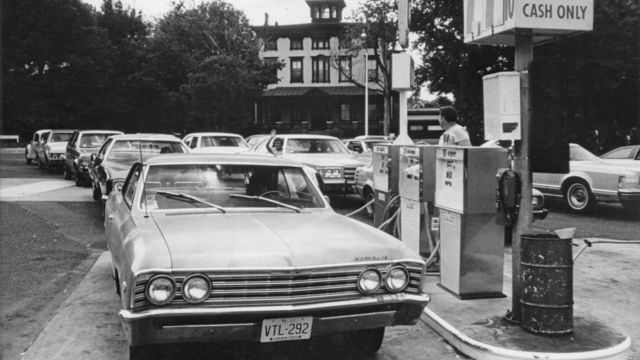 Арабское эмбарго познакомило американцев с доселе невиданным развлечением - стоять в очередях за бензином