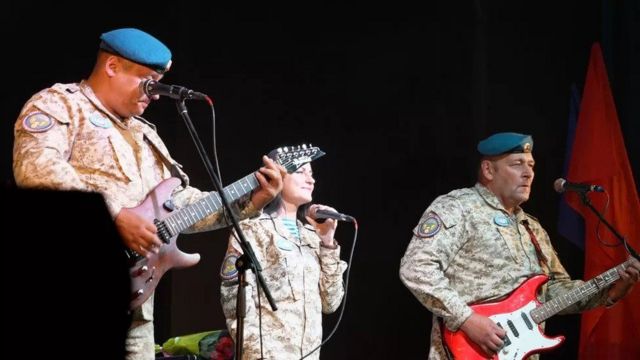 Солдаты исполняют патриотические песни в России
