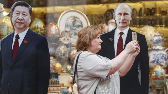 Картонные Си и Путин в Москве