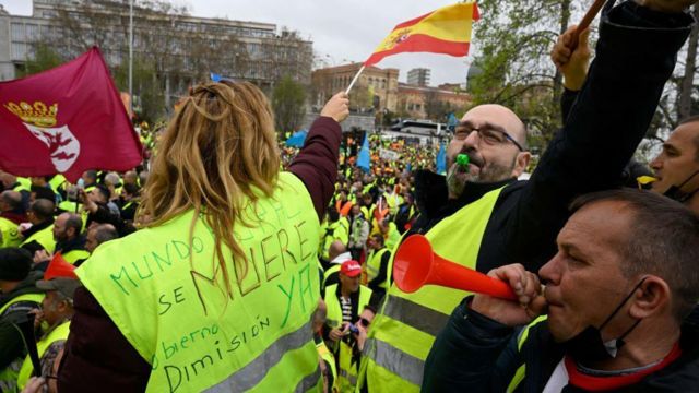 Протест против растущих цен на топливо в Мадриде в марте 2022 года