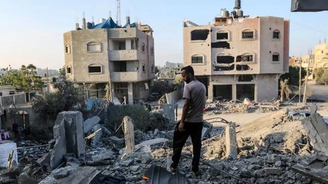Люди обследуют здания, разрушенные в ходе израильских авиаударов в Хан-Юнисе, сектор Газа, 6 ноября 2023 г.