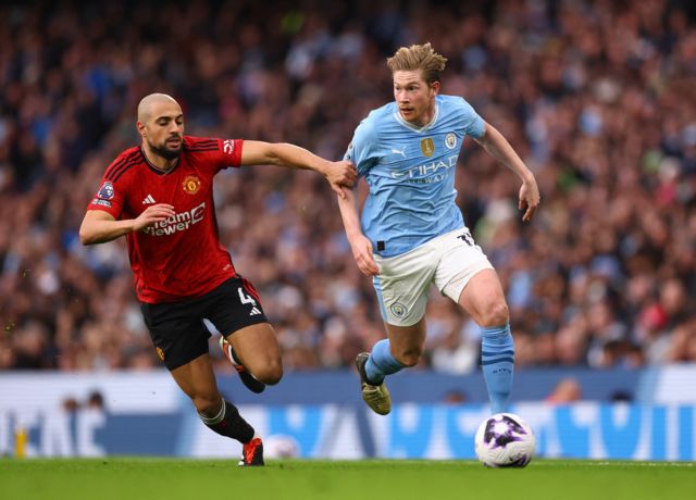 Kevin de Bruyne playing for Manchester City against Manchester United