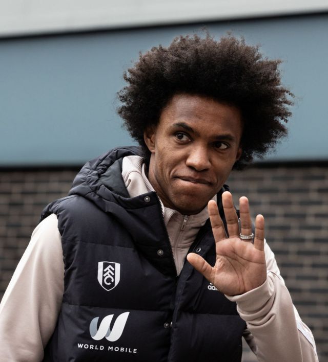 Willian waves as he enters Craven Cottage