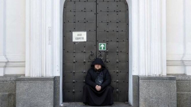 Монах УПЦ на пороге церкви