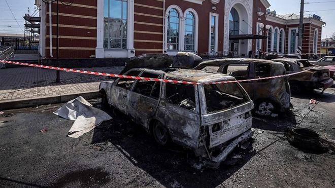 Сгоревшие машины у вокзала в Краматорске
