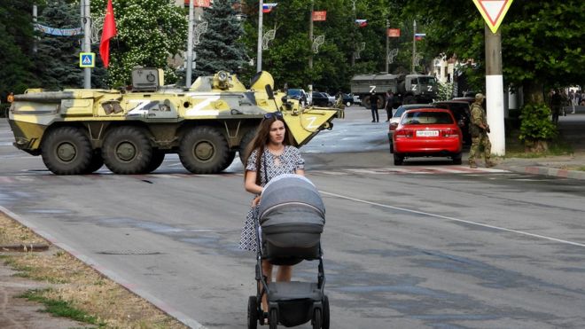 Мелитополь. Женщина с ребенком около здания ГУ МВД по Запорожской области