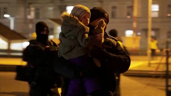 Ребенка переводят через границу в Польше