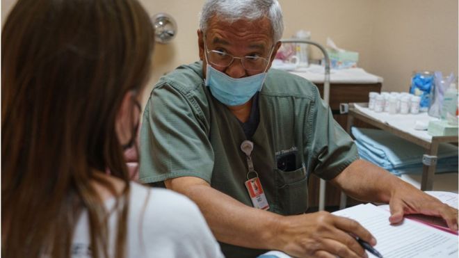 Врач в клинике по проведению абортов в соседнем штате Нью-Мексико принимает женщину из Оклахомы