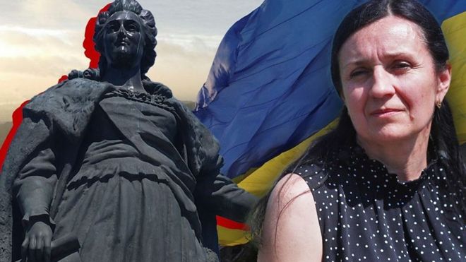 Памятник Екатерине на фоне украинского флага