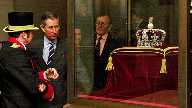 2003 год. Чарльз, тогда еще принц Уэльский, разглядывает императорскую корону