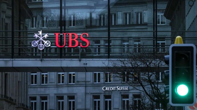 Логотипы UBS и Credit Suisse на зданиях