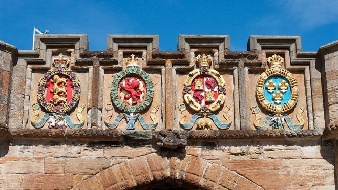 Гербы на входных воротах дворца Линлитгоу.