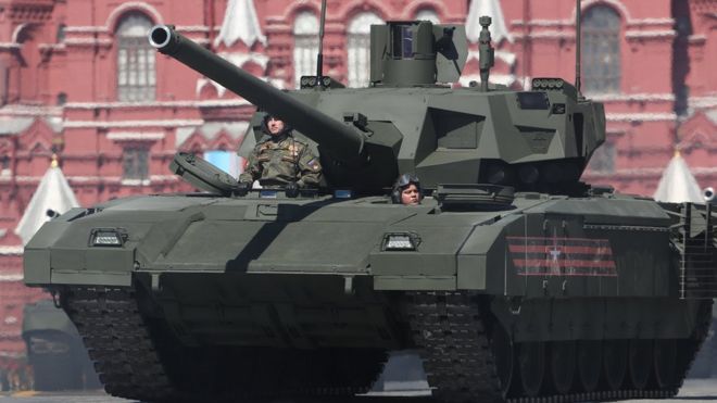 Танк Т-14 "Армата" во время генеральной репетиции парада на Красной площади. 7 мая 2017 года