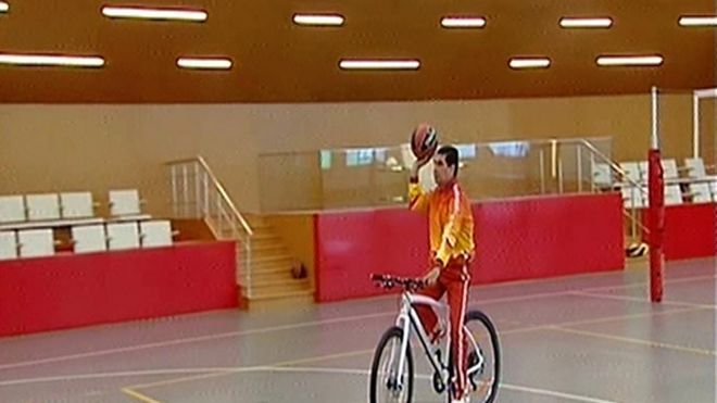 Гурбангулы Бердымухамедов может закидывать мячи в баскетбольное кольцо, сидя на велосипеде, и с удовольствием это демонстрирует.