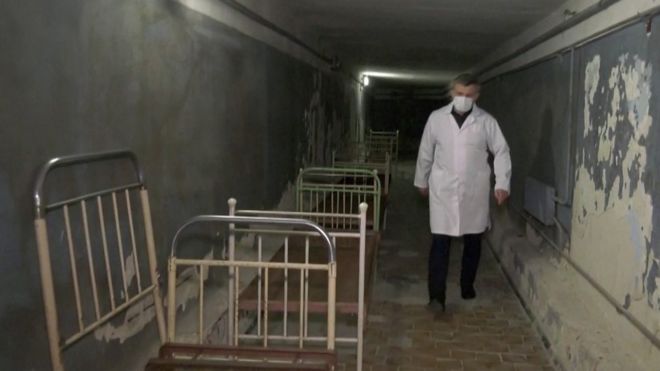 "Если их спустить в бомбоубежище, они умрут". Как работает ковидная больница в Харькове