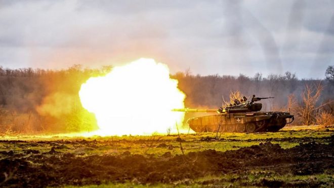 Стреляющий украинский танк