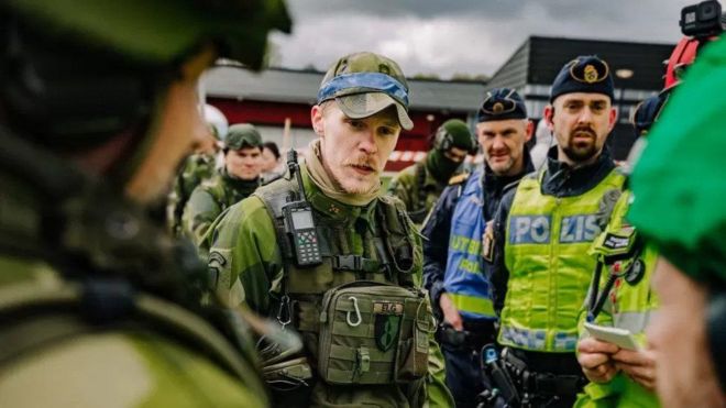 Шведские военные и полиция