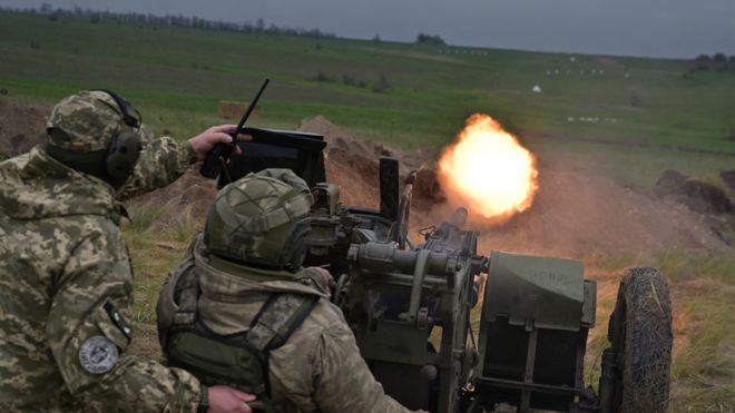 Украинские солдаты ведут огонь