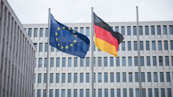 Флаги перед новой штаб-квартирой BND (Bundesnachrichtendienst), службы внешней разведки Германии,