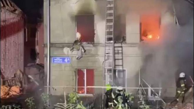 Пожар в здании общежития в Харькове после обстрела
