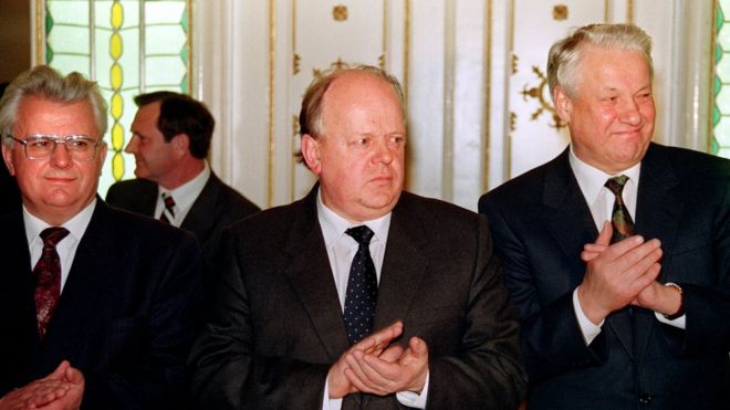 Экс-лидер Украины Леонид Кравчук (справа), экс-глава Белоруссии Станислав Шушкевич (в центре) и первый президент России Борис Ельцин (слева), Беловежская упща, 8 декабря 1991 год