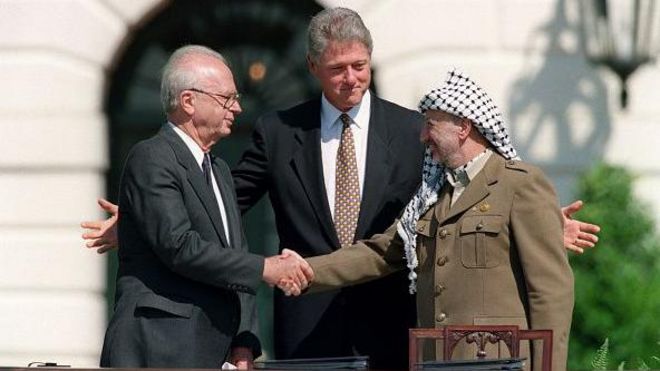 Слева направо: Ицхак Рабин, Билл Клинтон и Ясир Арафат на церемонии у Белого дома 13 сентября 1993 года