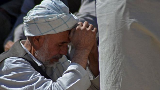 Человек у мечети в Кандагаре