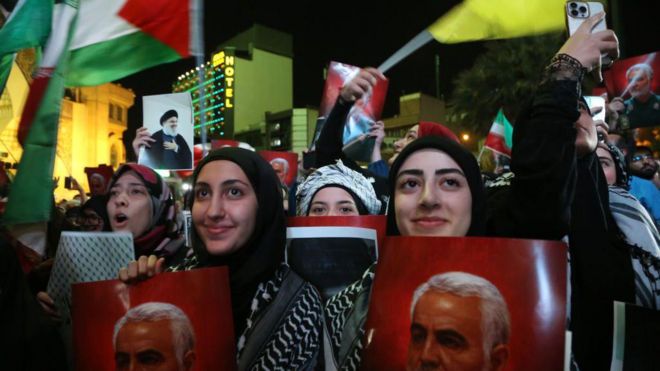После субботнего нападения ХАМАС на Израиль на улицах Тегерана ликовали демонстранты
