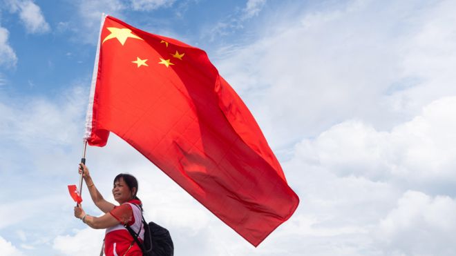 Китаянка празднует 26-летние возвращения Гонконга Китаю