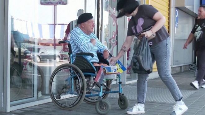 В Украине пенсионер в инвалидной коляске собирает пожертвование и отдает их в помощь украинской армии.