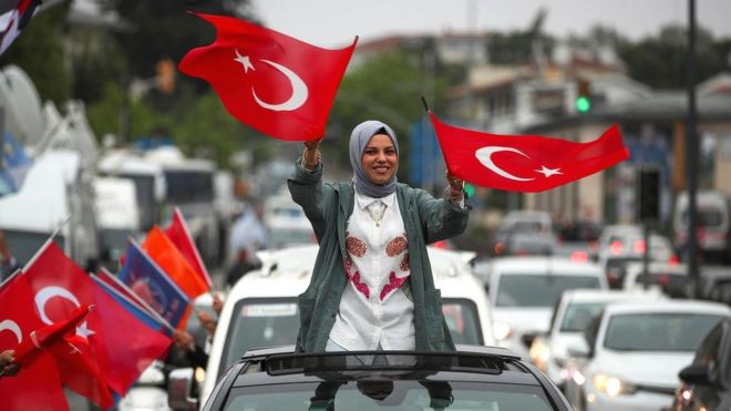 Женщина с турецкими флагами