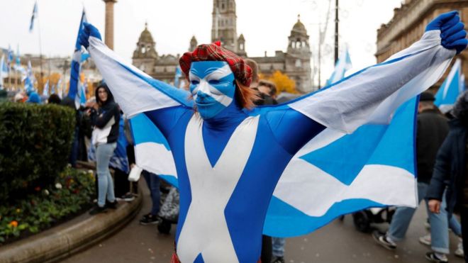 Сторонник отделения Шотландии перед референдумом в октябре 2014-го