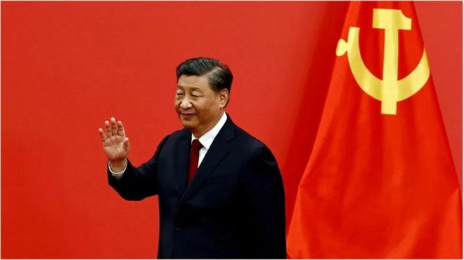 Си Цзиньпин на фоне красного флага