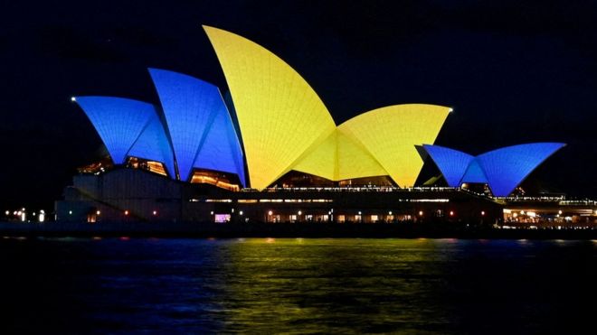 В Сиднее в цвета украинского флага окрасился оперный театр