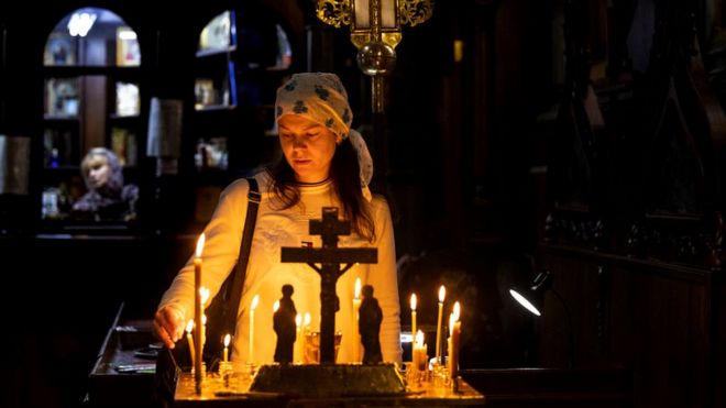 Женщина в украинской церкви