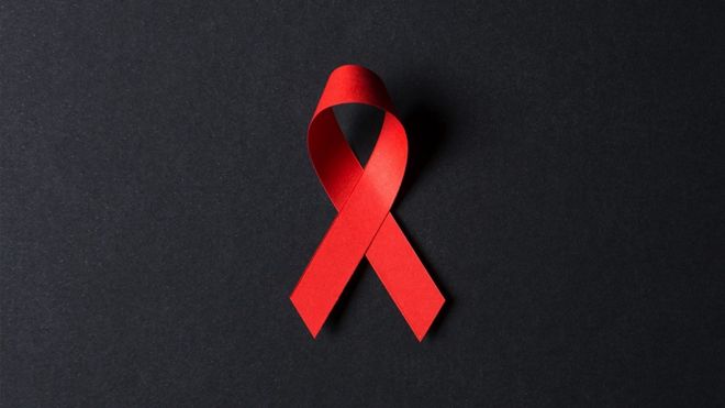 Красная лента – символ борьбы со СПИДом.