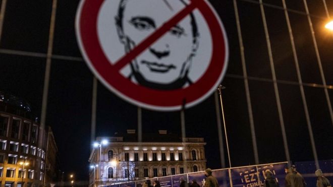 Плакат с перечеркнутым лицом Путина