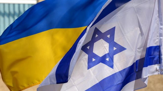 флаги Украины и Израиля на открытии подаренного Израилем полевого госпиталя в Львовской области в марте 2022 года