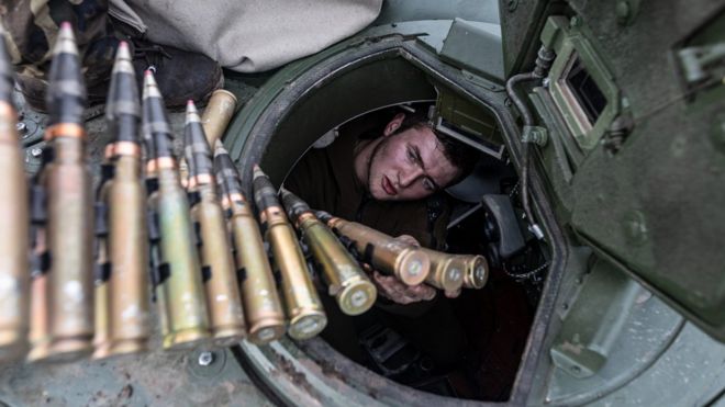 Экипаж украинского БМП загружает боекомплект