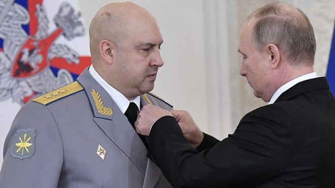 Путин награждает Суровикина