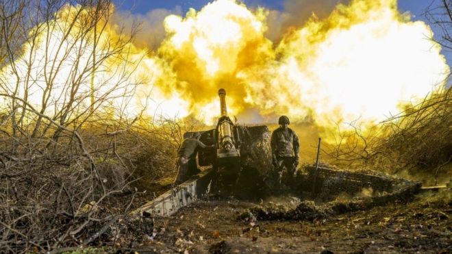 A Ukrainian soldier of an artillery unit fires towards Russian positions outside Bakhmut on November 8, 2022
