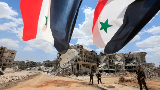 сирийский флаг в пригороде дамаска аль-хаджар аль-асвад