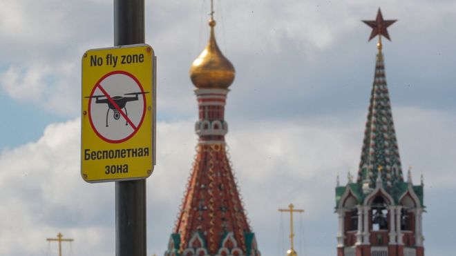 Знак "Полеты дронов запрещены" возле Кремля