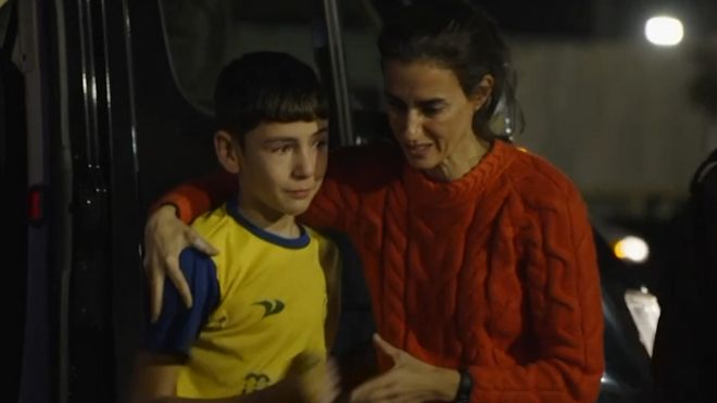 Мальчик с матерью у автобуса
