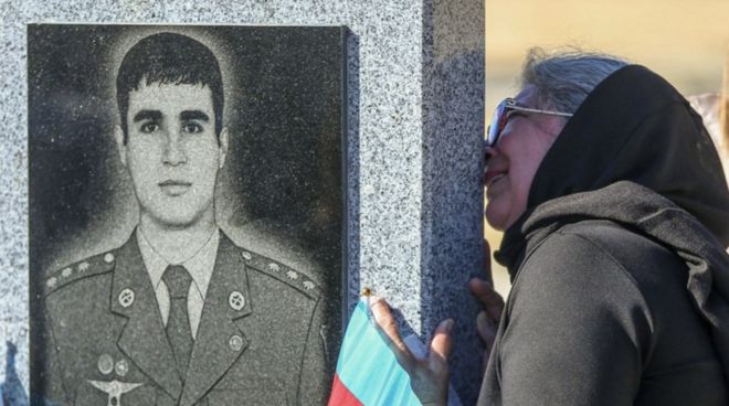 Женщина на могиле азербайджанского военного, погибшего в Карабахе